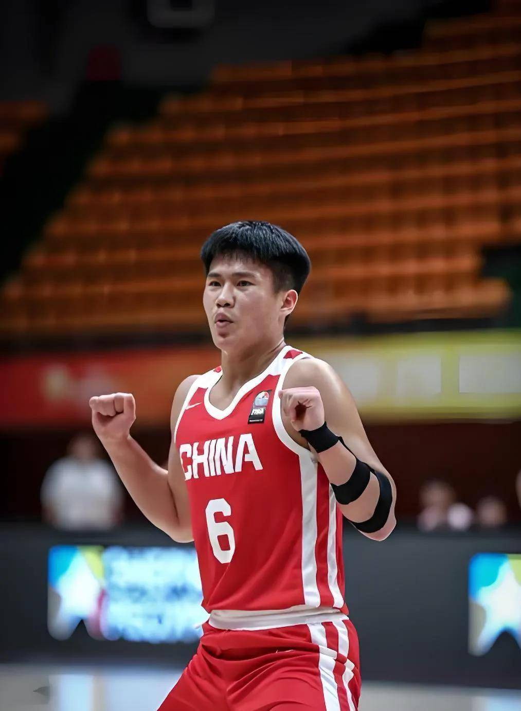 中国选手在赛场上的出色表现，引发掌声