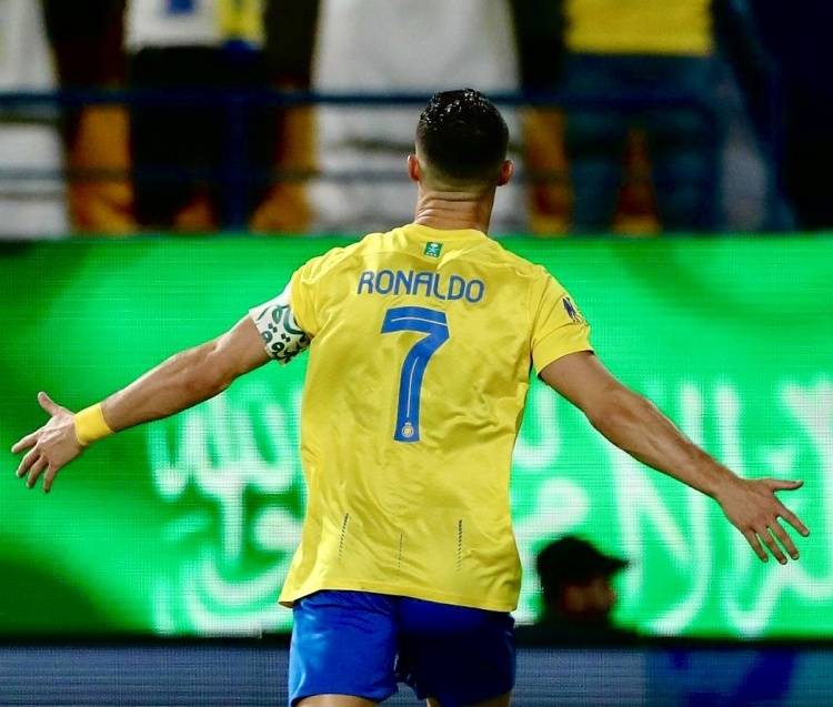 关于追逐胜利的足球明星们的奋力拼搏的信息