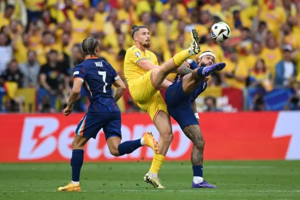 荷兰与乌克兰比拼攻防技术，赛场上激情澎湃